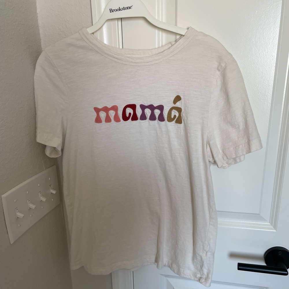 Universal Threads tshirt. Size Medium. Cream color.